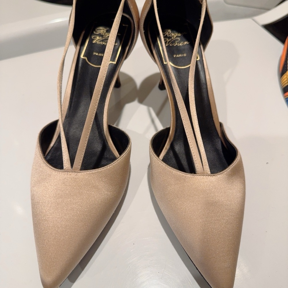 Roger Vivier Cream Heels Sleek Minimalist Design